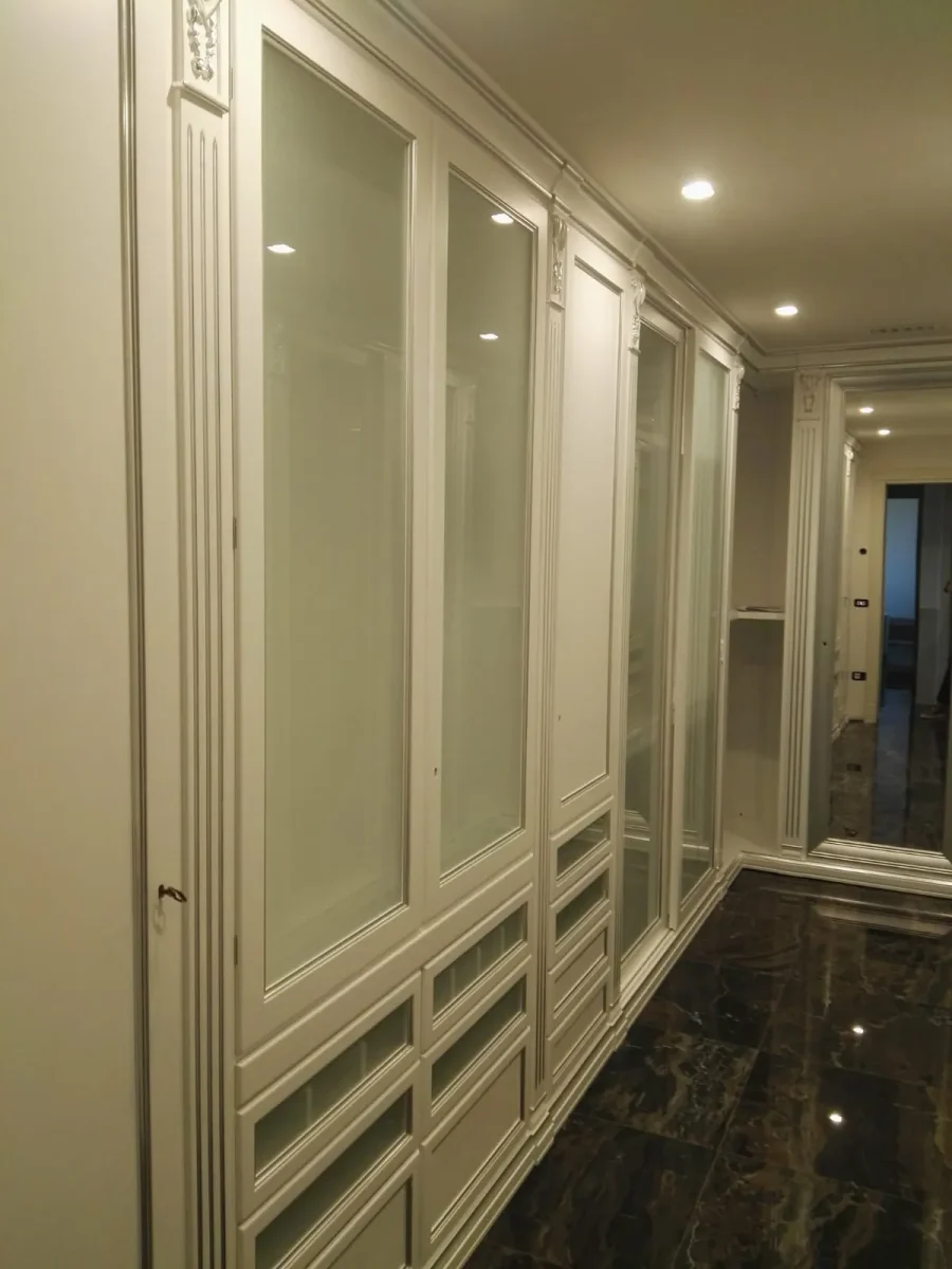 Ante a telaio con vetro satinato e boiserie sotto