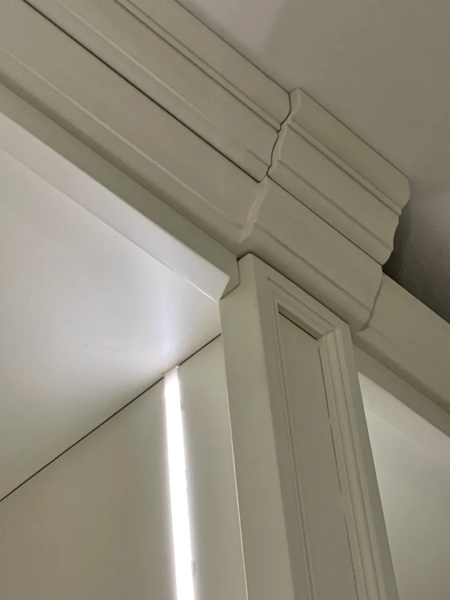 Dettaglio della cornice sagomata con profilo LED