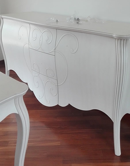 Credenza due ante e tre cassetti Credenza due ante e tre cassetti