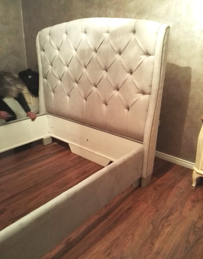 Letto matrimoniale con giroletto