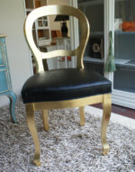 Sedia in legno in foglia oro