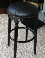Sgabello nero in legno