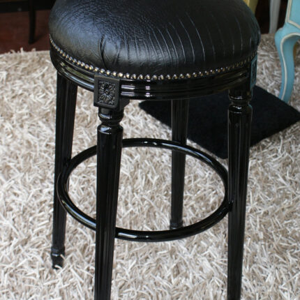 Sgabello nero in legno
