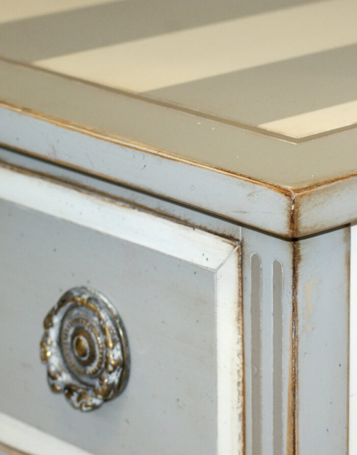 Credenzino rigato con specchiera