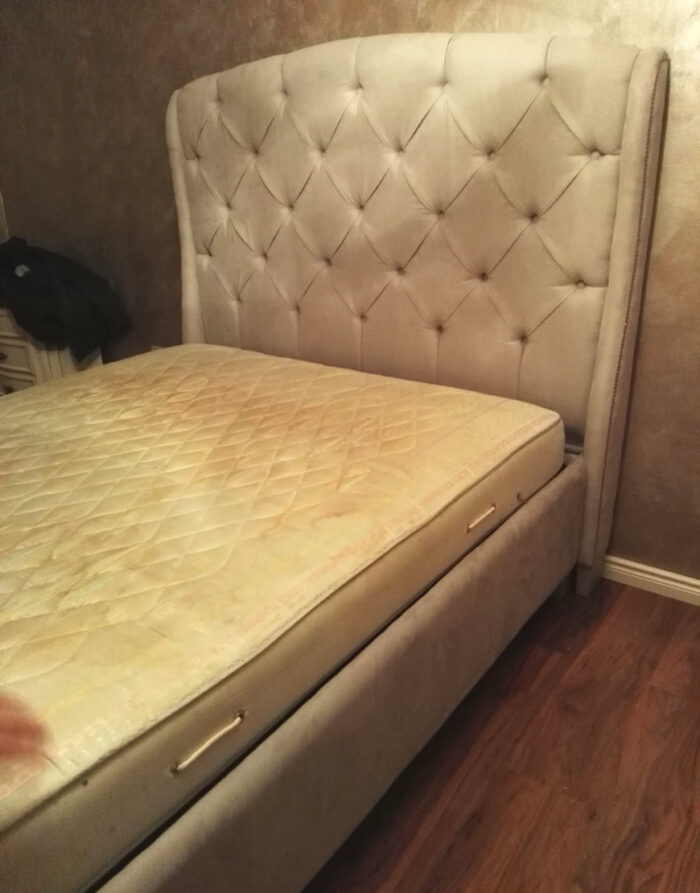Letto matrimoniale con giroletto