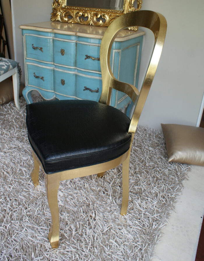 Sedia in legno in foglia oro