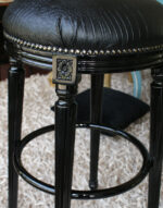 Sgabello nero in legno