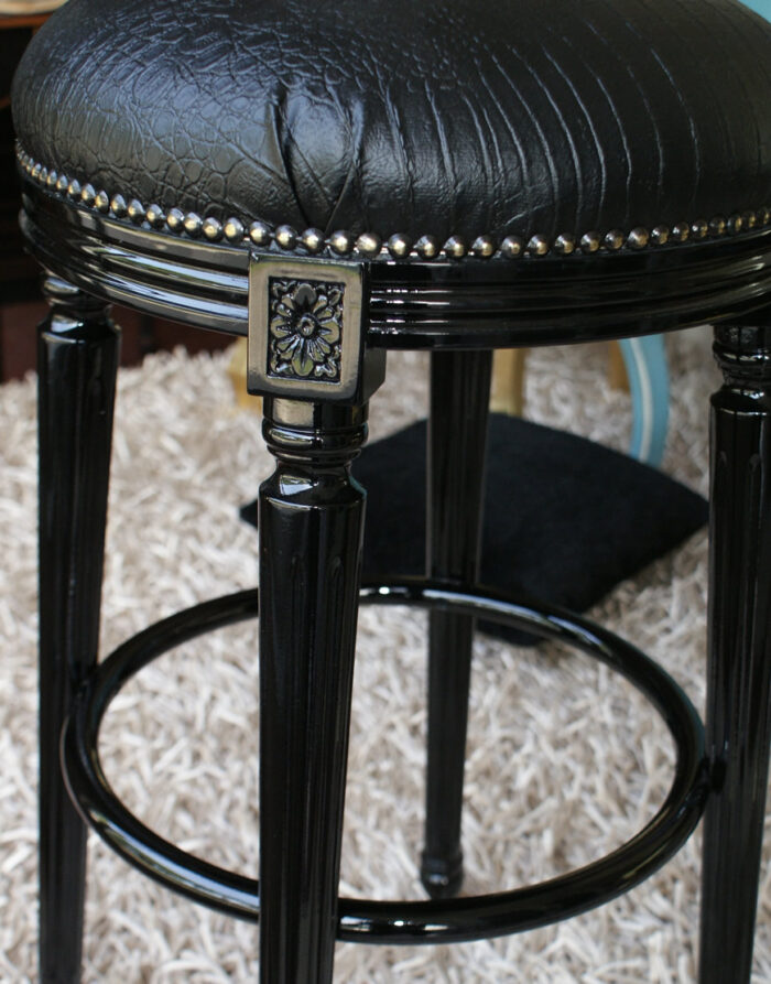 Sgabello nero in legno