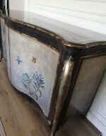 Credenza sagomata con piedini con decorazioni ortensie 180x60x90