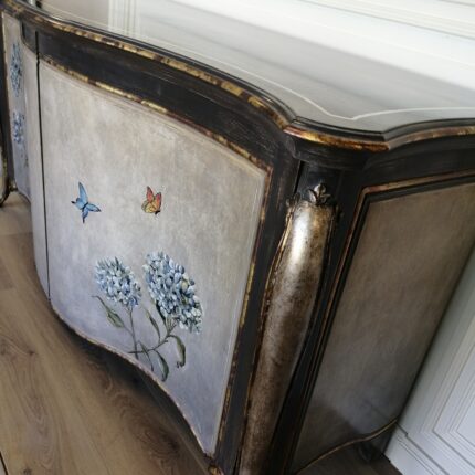 Credenza sagomata con piedini con decorazioni ortensie 180x60x90