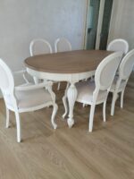 Sedia imbottita con schienale ovale