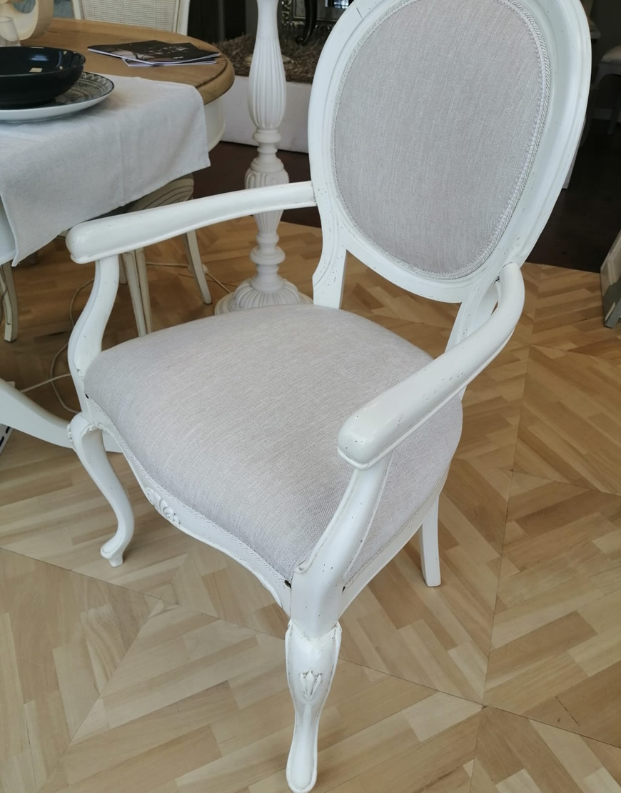 Capotavola imbottita con intaglio Vespri Capotavola imbottita con intaglio Vespri