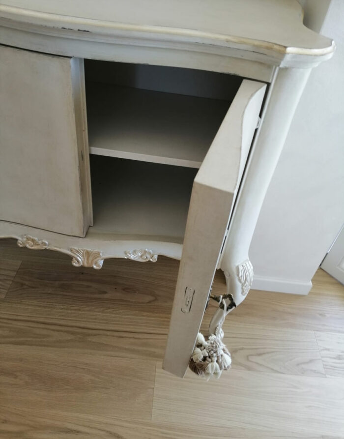 Credenzino intagliato a due ante