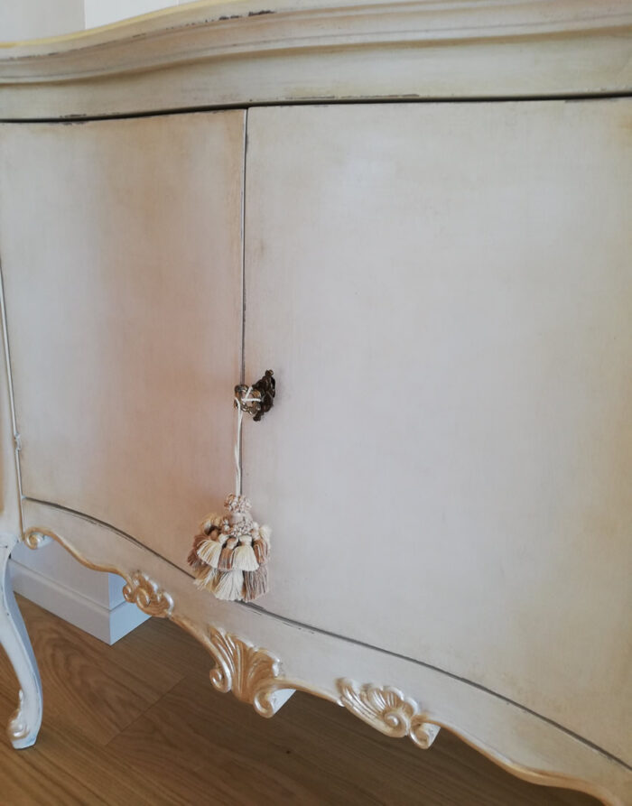 Credenzino intagliato a due ante