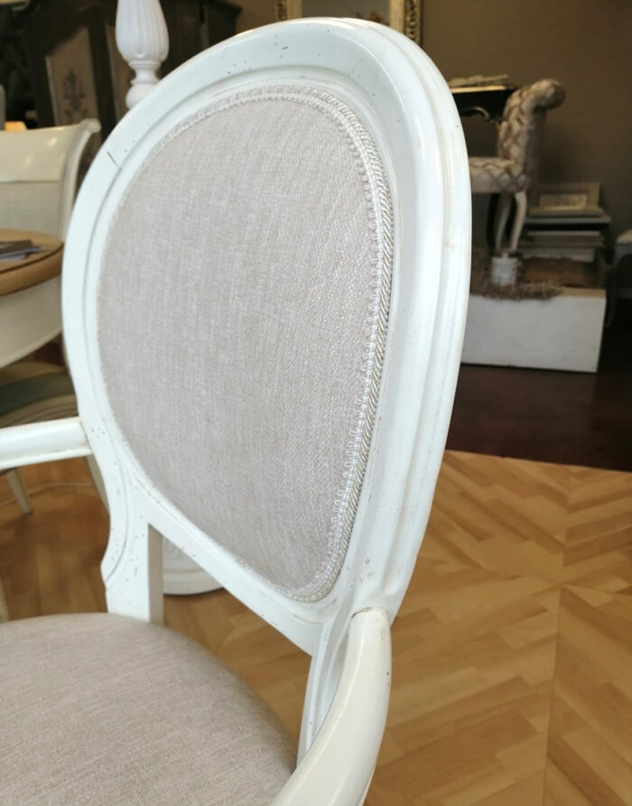 Sedia imbottita con schienale ovale