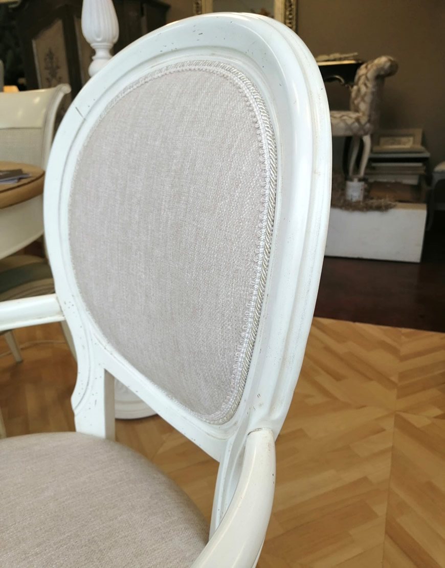 Sedia imbottita con schienale ovale Sedia imbottita con schienale ovale