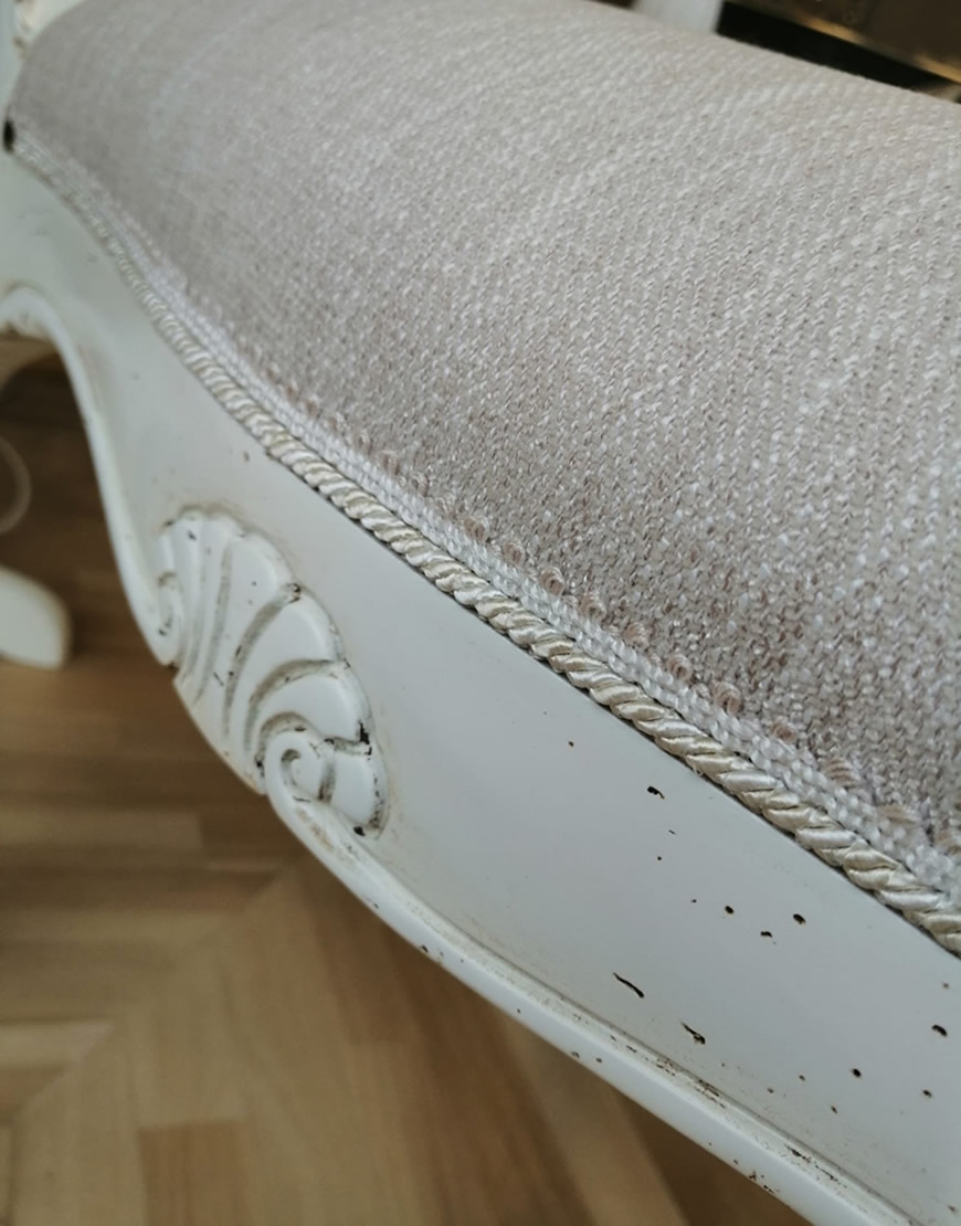 Sedia imbottita con schienale ovale Sedia imbottita con schienale ovale