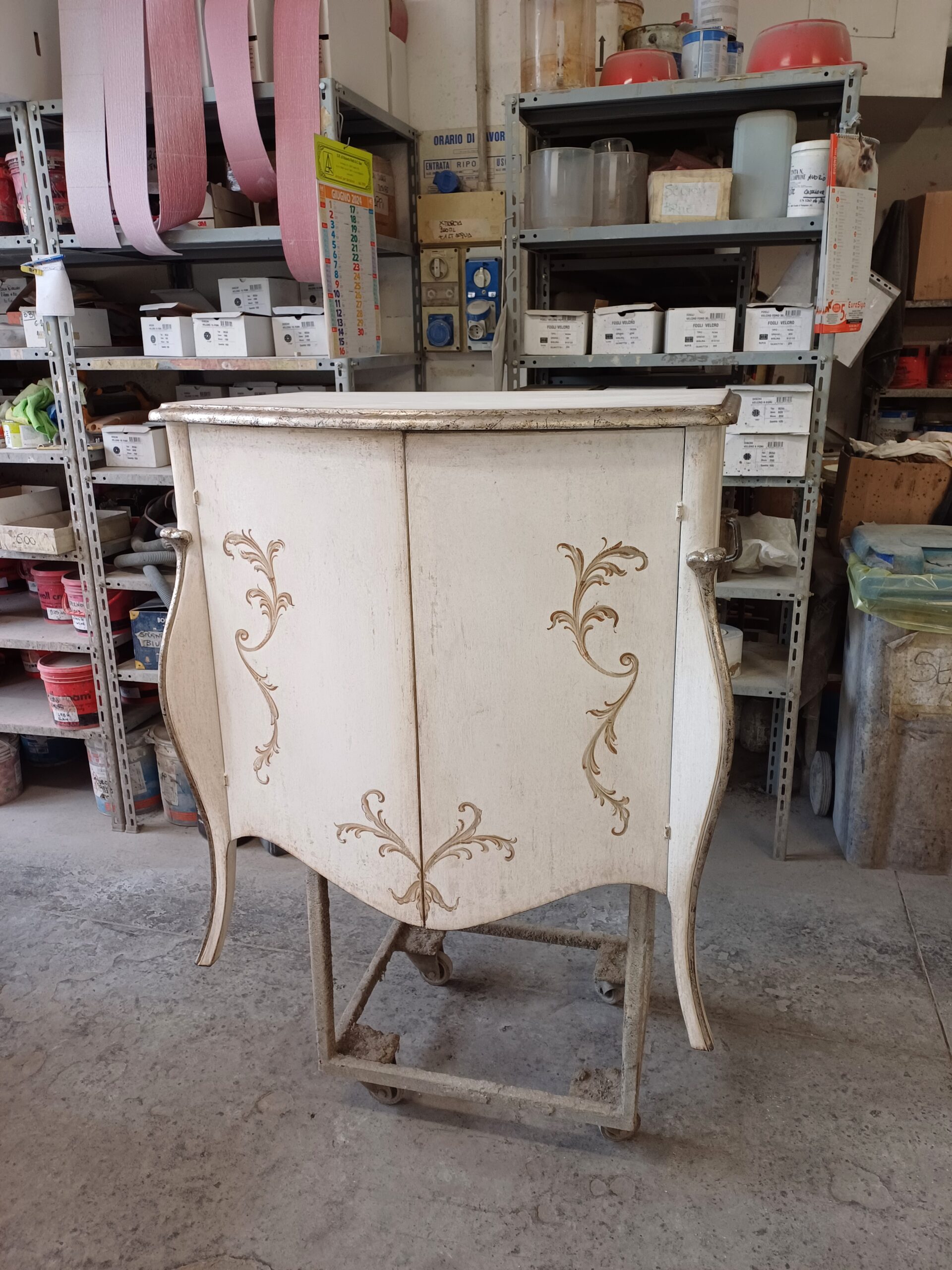 Credenza a due ante  Credenza a due ante