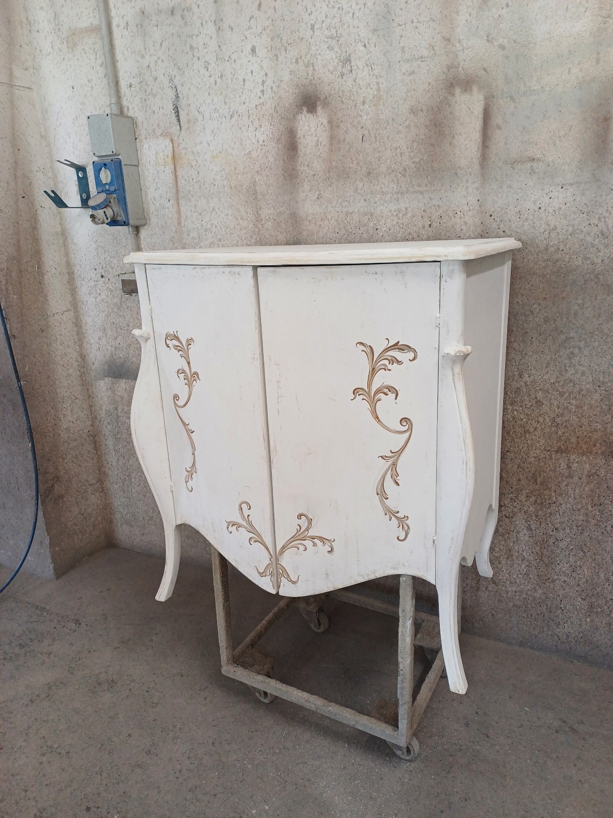 Credenza a due ante  Credenza a due ante
