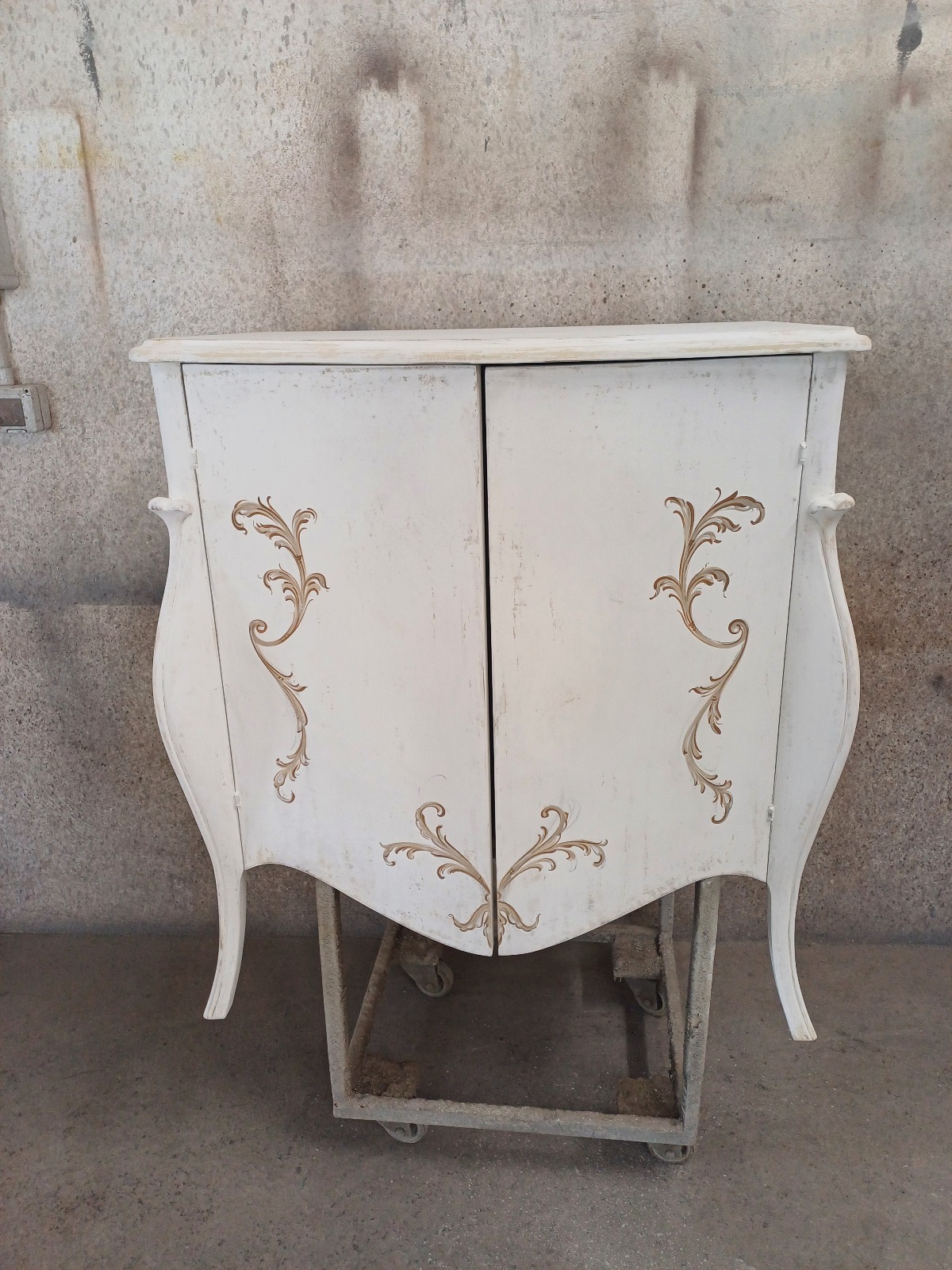 Credenza a due ante  Credenza a due ante
