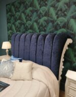 Letto imbottito con intaglio rose