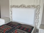 Letto giglio intagliato