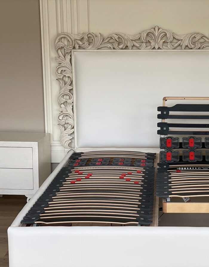 Letto giglio intagliato