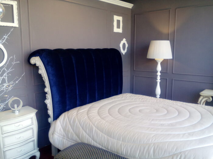 Letto imbottito con intaglio rose