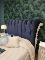 Letto imbottito con intaglio rose