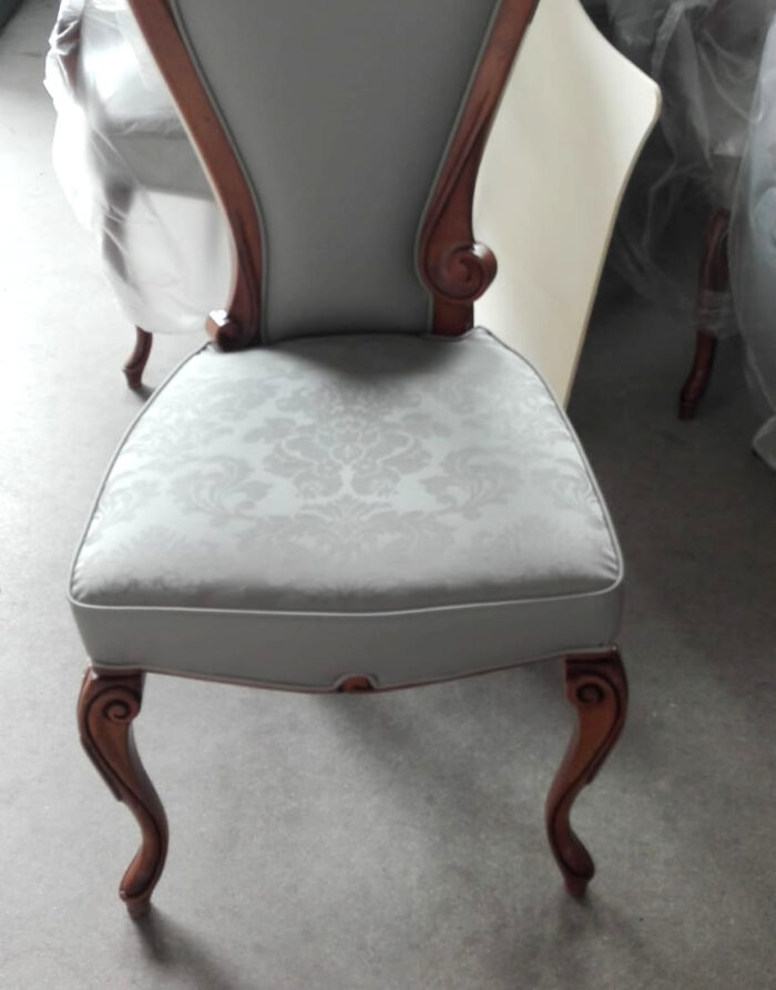 Sedia sagomata in legno