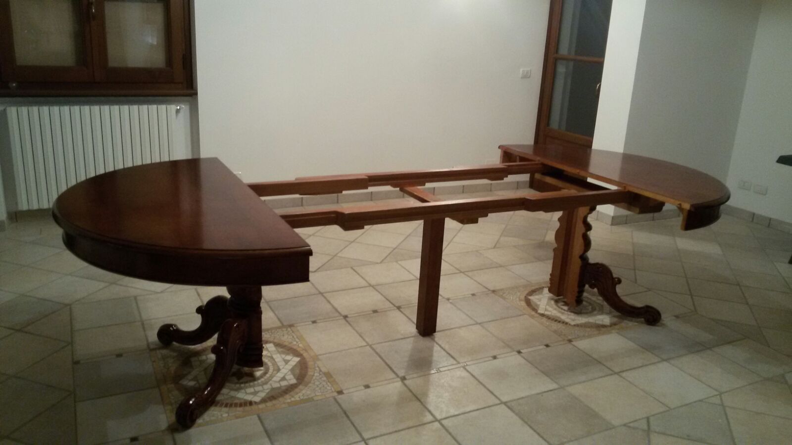 Tavolo tondo allungabile in Noce Tavolo tondo allungabile in Noce
