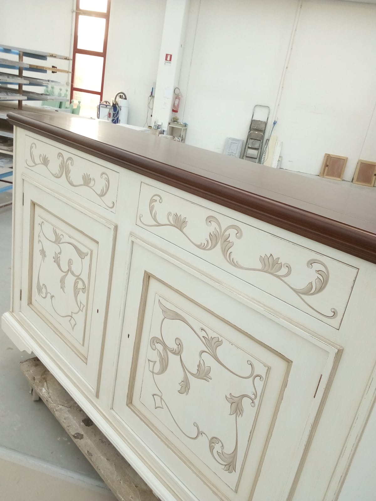 Credenza dipinta 2 ante e 2 cassetti Credenza dipinta 2 ante e 2 cassetti