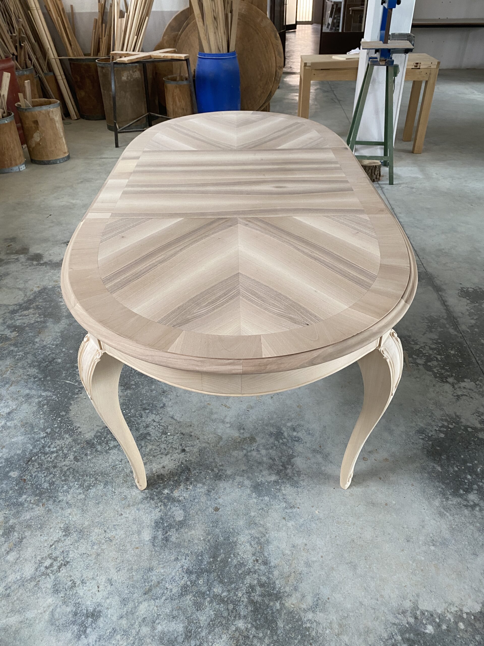 Tavolo ovale Boston con piano intarsiato in noce spinapesce  160x110 Tavolo ovale Boston con piano intarsiato in noce spinapesce  160x110