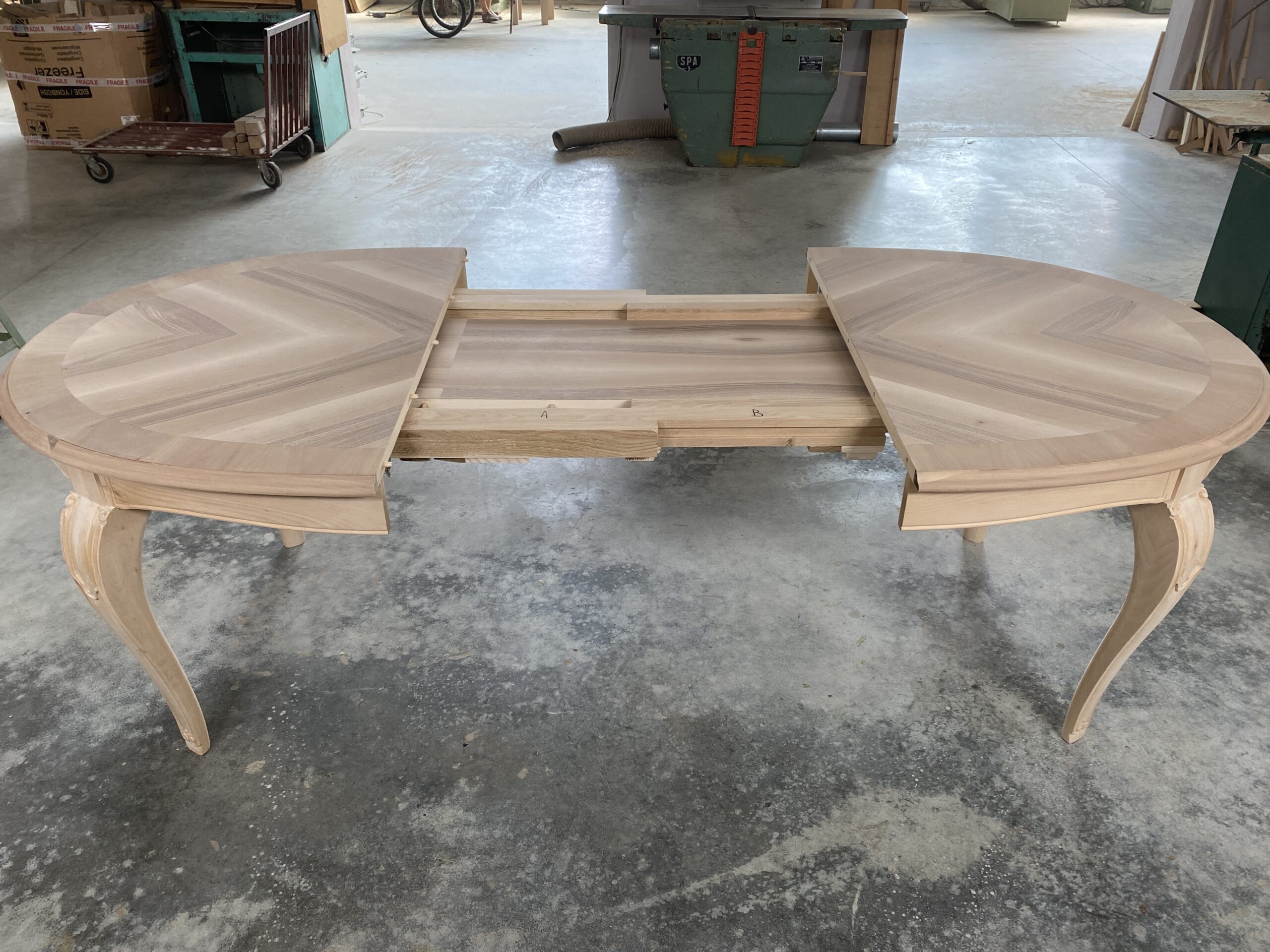 Tavolo ovale Boston con piano intarsiato in noce spinapesce  160x110 Tavolo ovale Boston con piano intarsiato in noce spinapesce  160x110