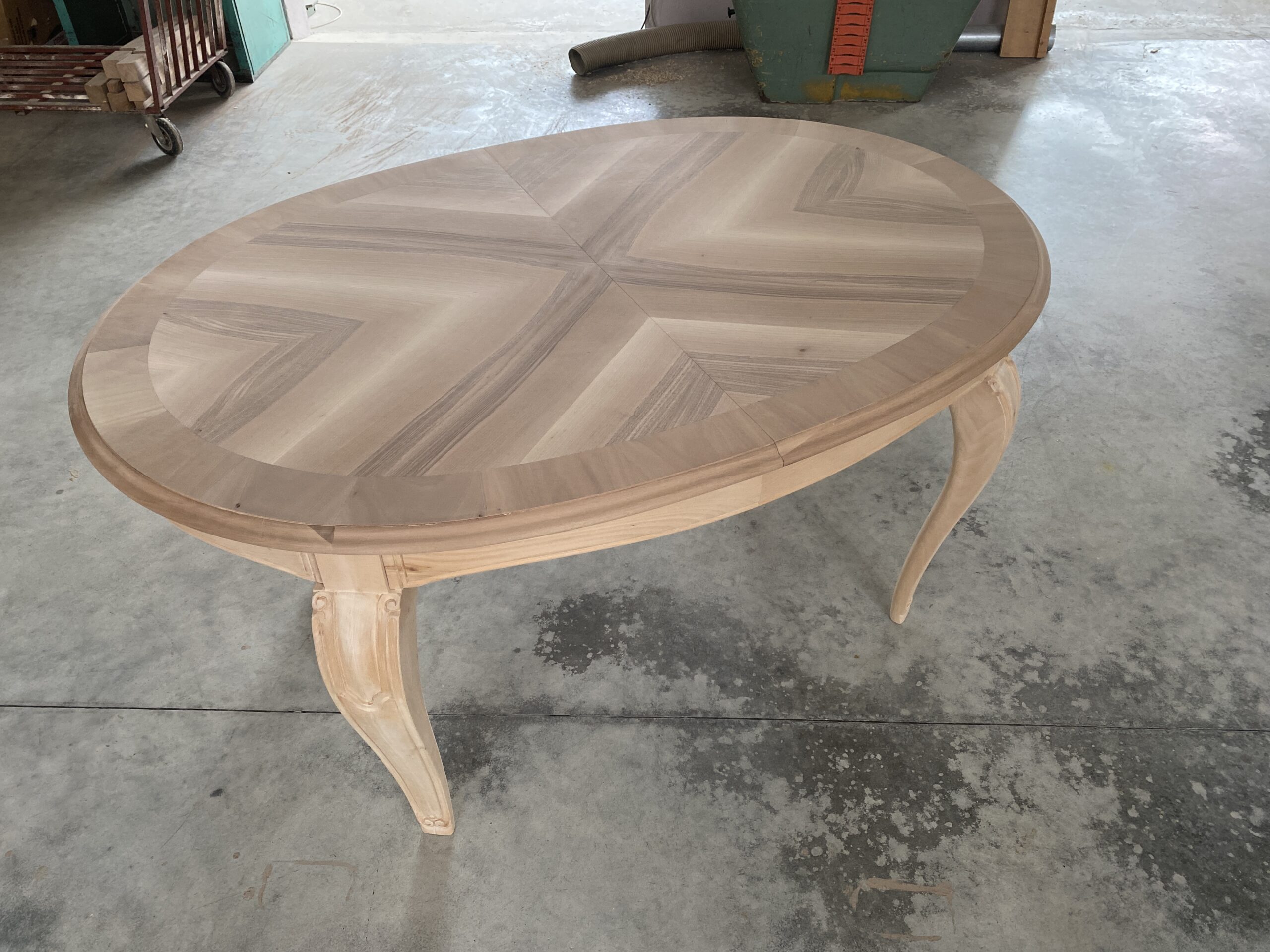 Tavolo ovale Boston con piano intarsiato in noce spinapesce  160x110 Tavolo ovale Boston con piano intarsiato in noce spinapesce  160x110