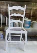 Sedia schienale legno sagomata con seduta in paglia intercambiabile