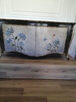 Credenza sagomata con piedini con decorazioni ortensie 180x60x90