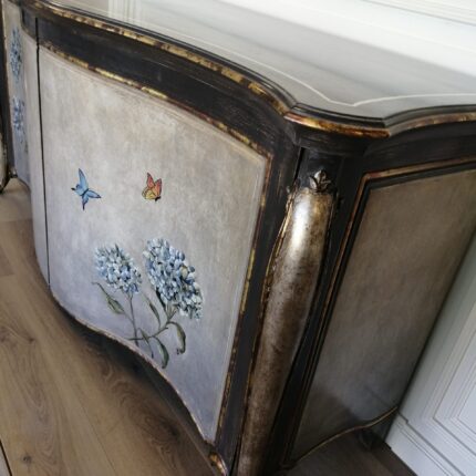 Credenza sagomata con piedini con decorazioni ortensie 180x60x90