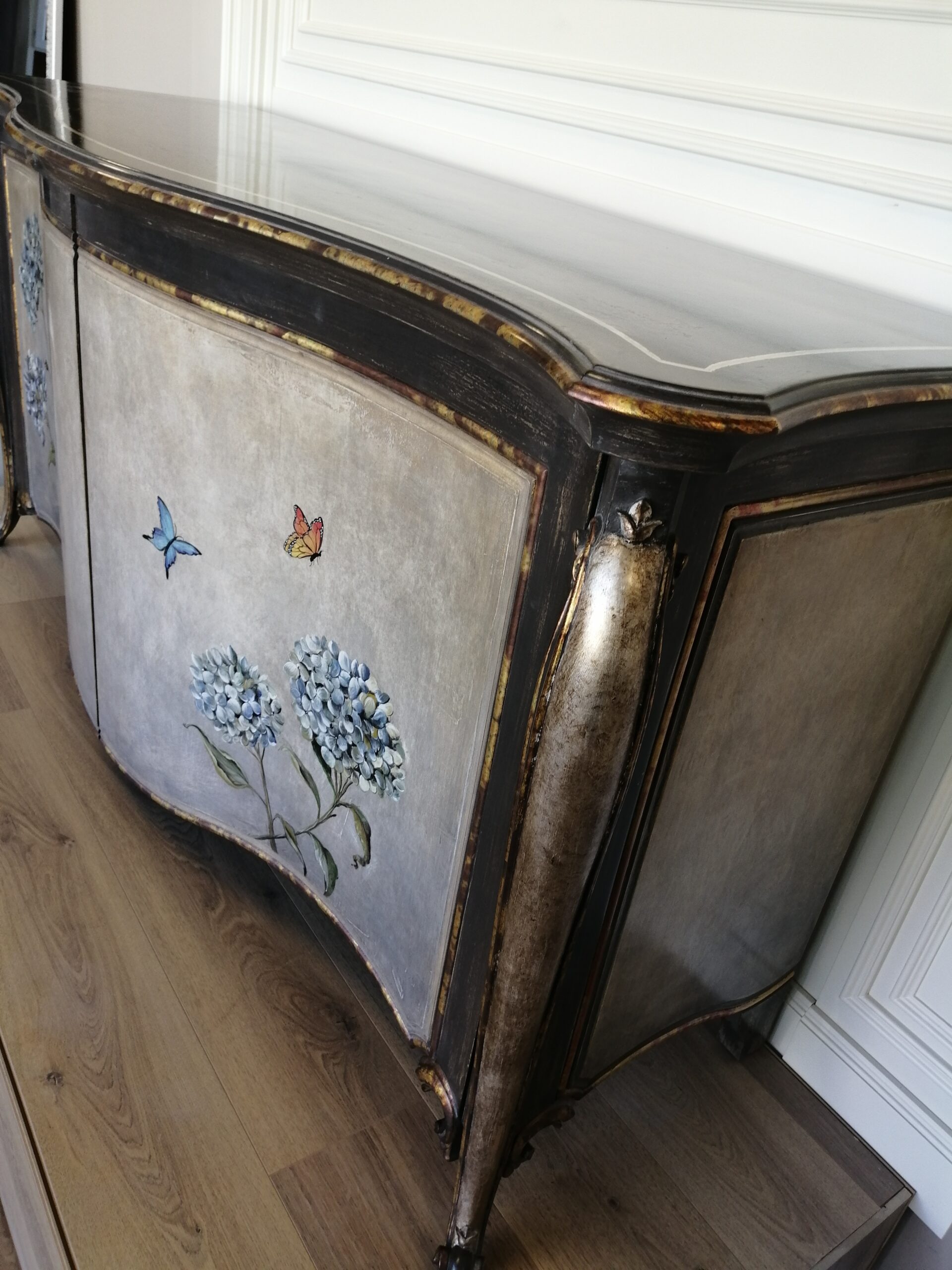 Credenza sagomata con piedini con decorazioni ortensie 180x60x90 Credenza sagomata con piedini con decorazioni ortensie 180x60x90