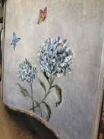 Credenza sagomata con piedini con decorazioni ortensie 180x60x90