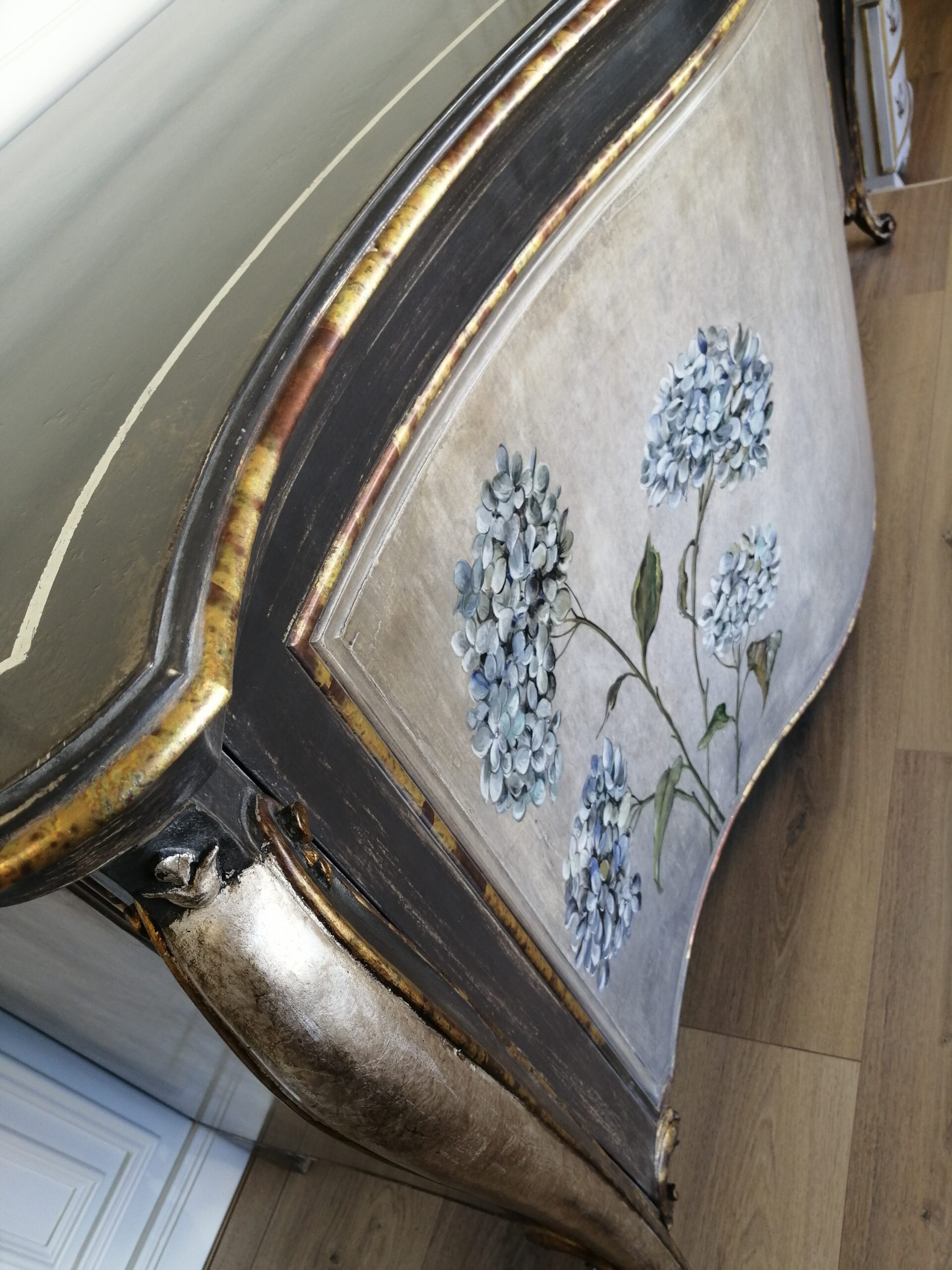 Credenza sagomata con piedini con decorazioni ortensie 180x60x90 Credenza sagomata con piedini con decorazioni ortensie 180x60x90