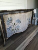 Credenza sagomata con piedini con decorazioni ortensie 180x60x90