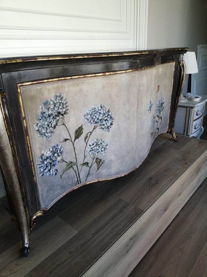 Credenza sagomata con piedini con decorazioni ortensie 180x60x90