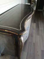 Credenza sagomata con piedini con decorazioni ortensie 180x60x90