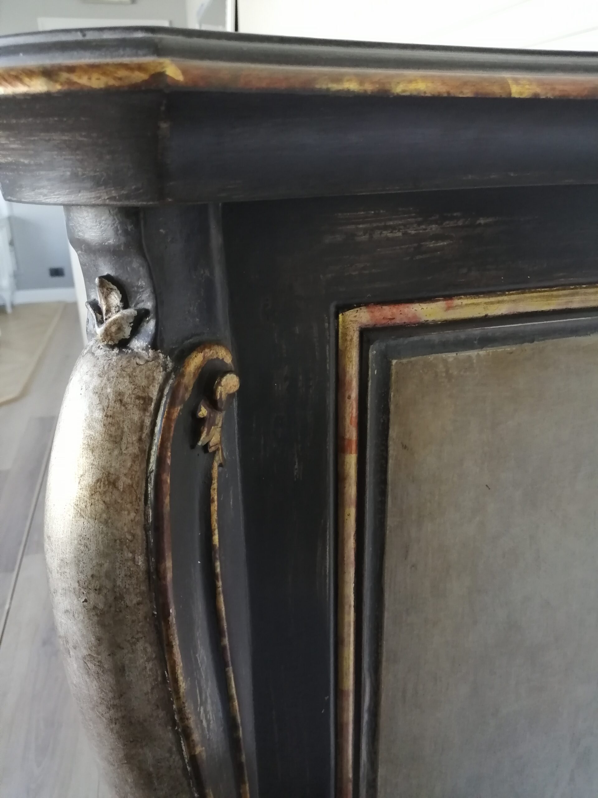 Credenza sagomata con piedini con decorazioni ortensie 180x60x90 Credenza sagomata con piedini con decorazioni ortensie 180x60x90
