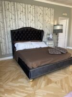 Letto matrimoniale con alette effetto bergere in capitonne'
