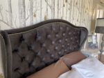 Letto matrimoniale con alette effetto bergere in capitonne'