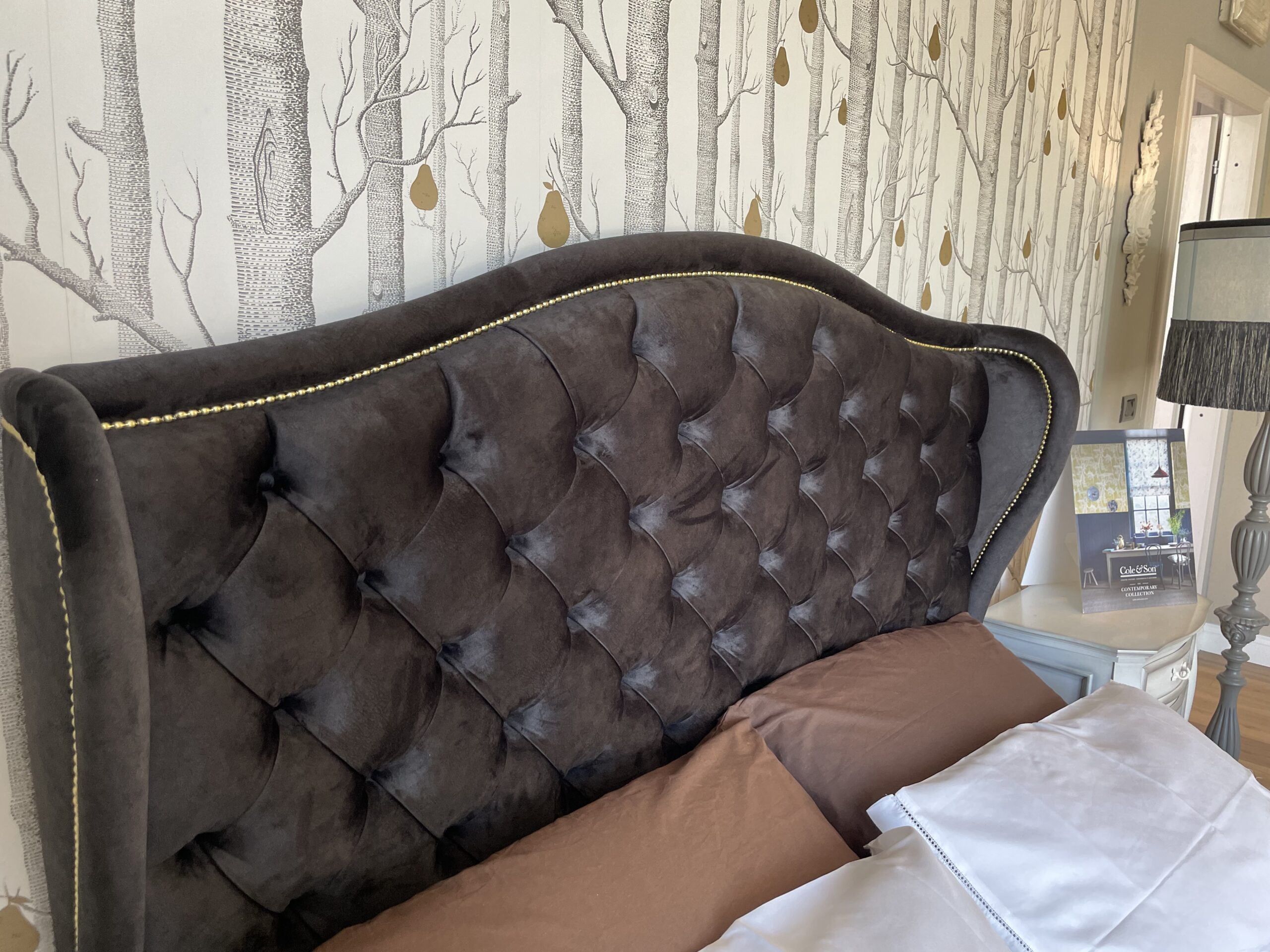 Letto matrimoniale con alette effetto bergere in capitonne' Letto matrimoniale con alette effetto bergere in capitonne'