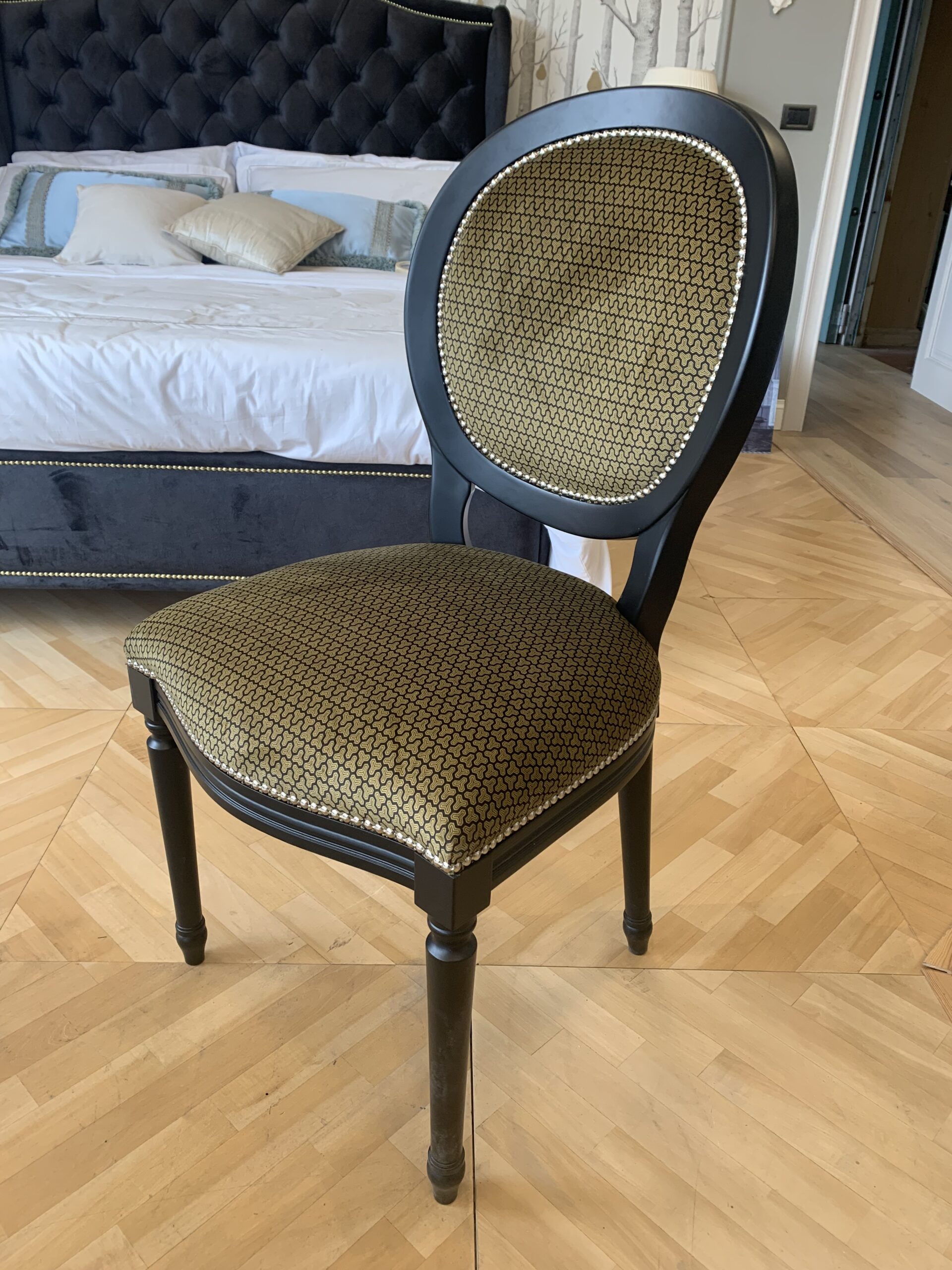 table Sedia con schienale ovale a gamba tornita tappezzata laccata nera