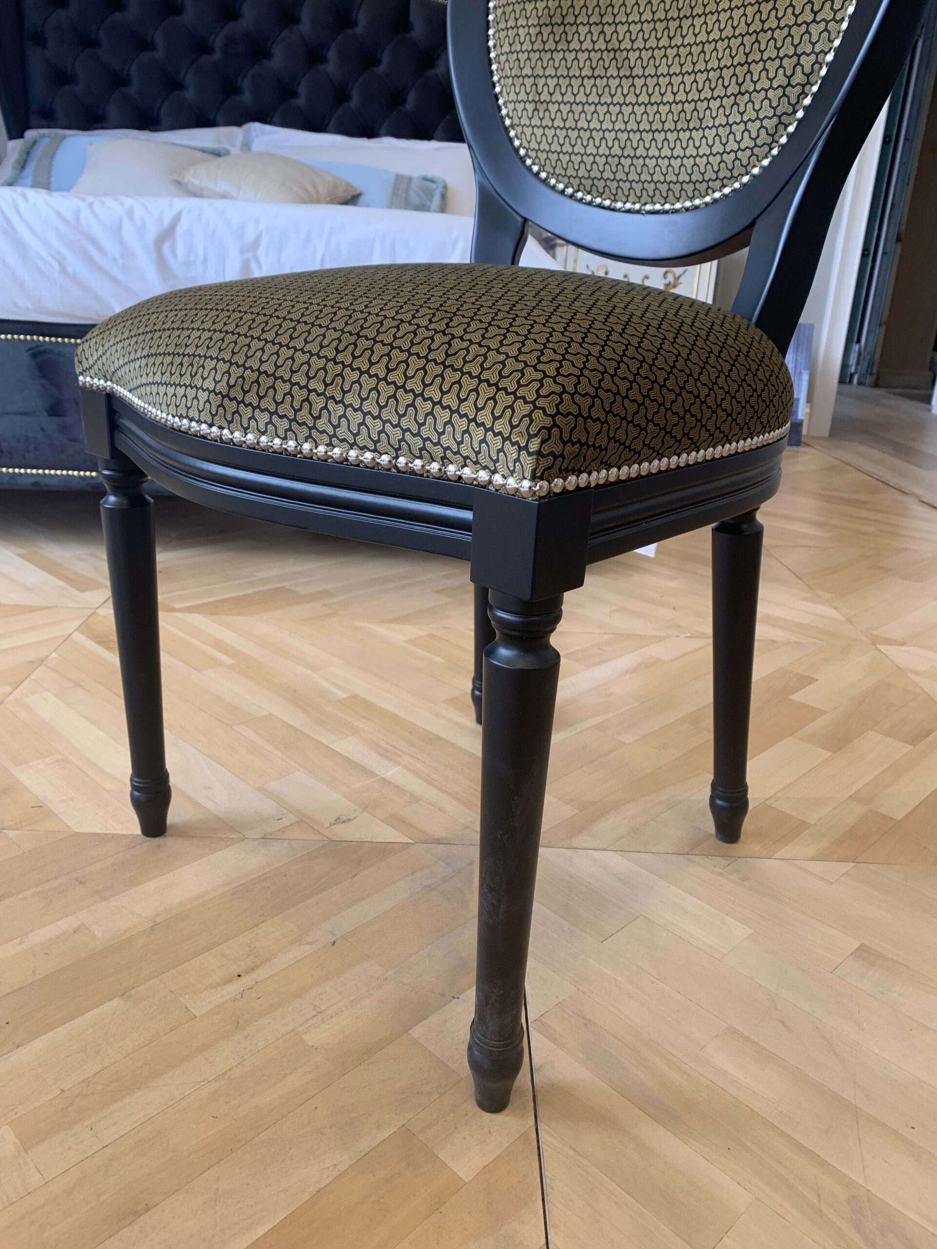 Sedia con schienale ovale a gamba tornita tappezzata laccata nera Sedia con schienale ovale a gamba tornita tappezzata laccata nera